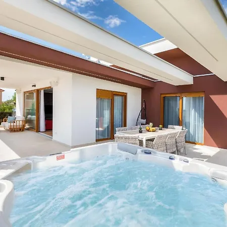 Holiday home Strandnahe Grofica Mit Whirlpool Und Grill Pula