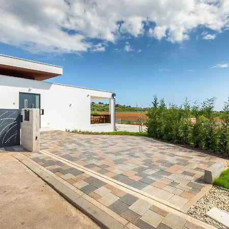 Strandnahe Grofica Mit Whirlpool Und Grill Holiday home