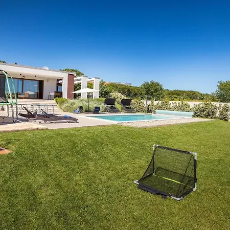 Strandnahe Grofica Mit Whirlpool Und Grill Holiday home Pula