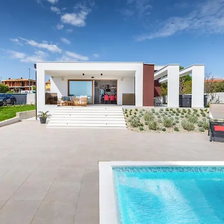 Strandnahe Grofica Mit Whirlpool Und Grill Holiday home