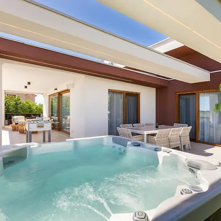 Strandnahe Grofica Mit Whirlpool Und Grill Holiday home