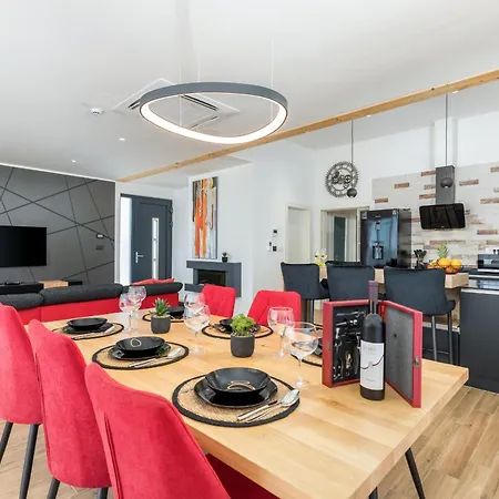 Strandnahe Grofica Mit Whirlpool Und Grill Pula