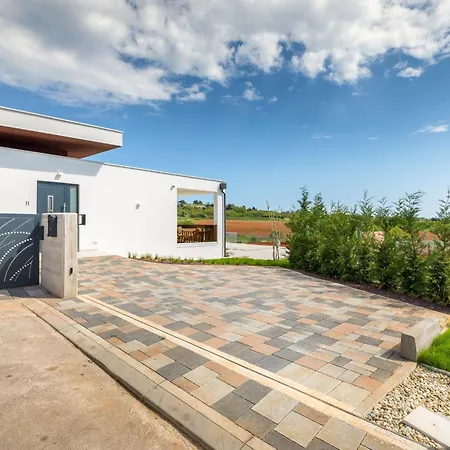 Strandnahe Grofica Mit Whirlpool Und Grill Holiday home Pula