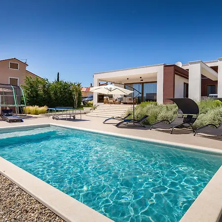 Strandnahe Grofica Mit Whirlpool Und Grill Holiday home Pula